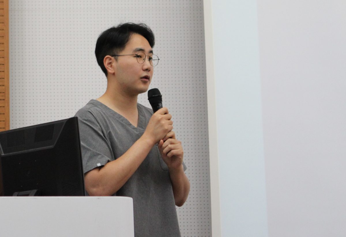 천안 엘츠의원 김영권 대표원장이 학술 강연에서 발표하고 있습니다