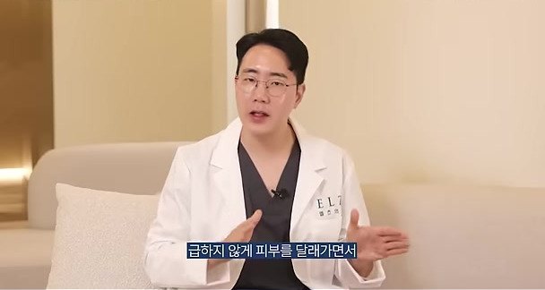 급하지 않게 피부를 달래가면서 기미를 치료하는 것이 핵심이라고 설명하는 김영권 대표원장